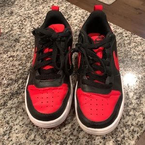 Nike big kids court borough 2 low top- size 3.5 red/black